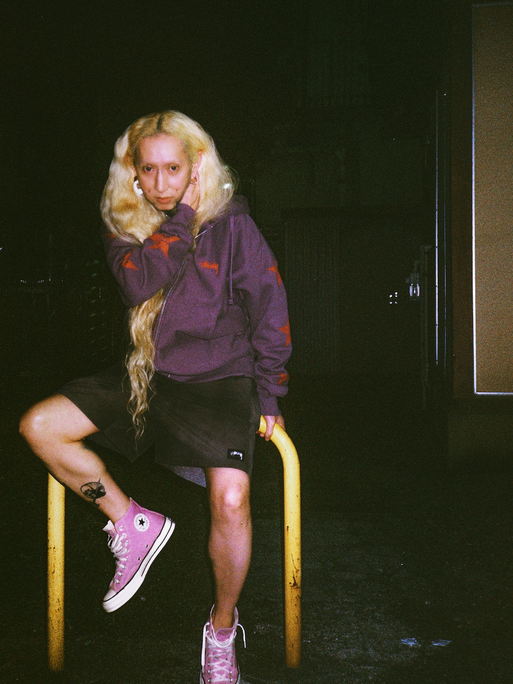 「stussy、ビッグシルエット、お洒落さんとつながりたい、ラフ、WEARBOOKエントリー、fashion、fashion blogger、streetstyle、streetfashion、fashionista」｜「STUSSYのアイテム（スタジャン、パープル系）」を使った、chuckle掐口さん（メンズ・170cm）の春コーディネートの2枚目の写真