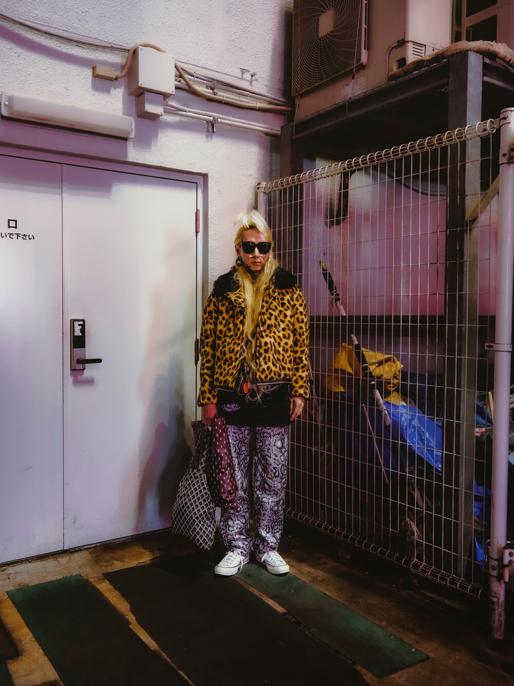 ブラウン系のジャケット/アウター、ブラック系のベスト、ブラック系のサングラスを着用したメンズの冬コーディネートの2枚目の写真