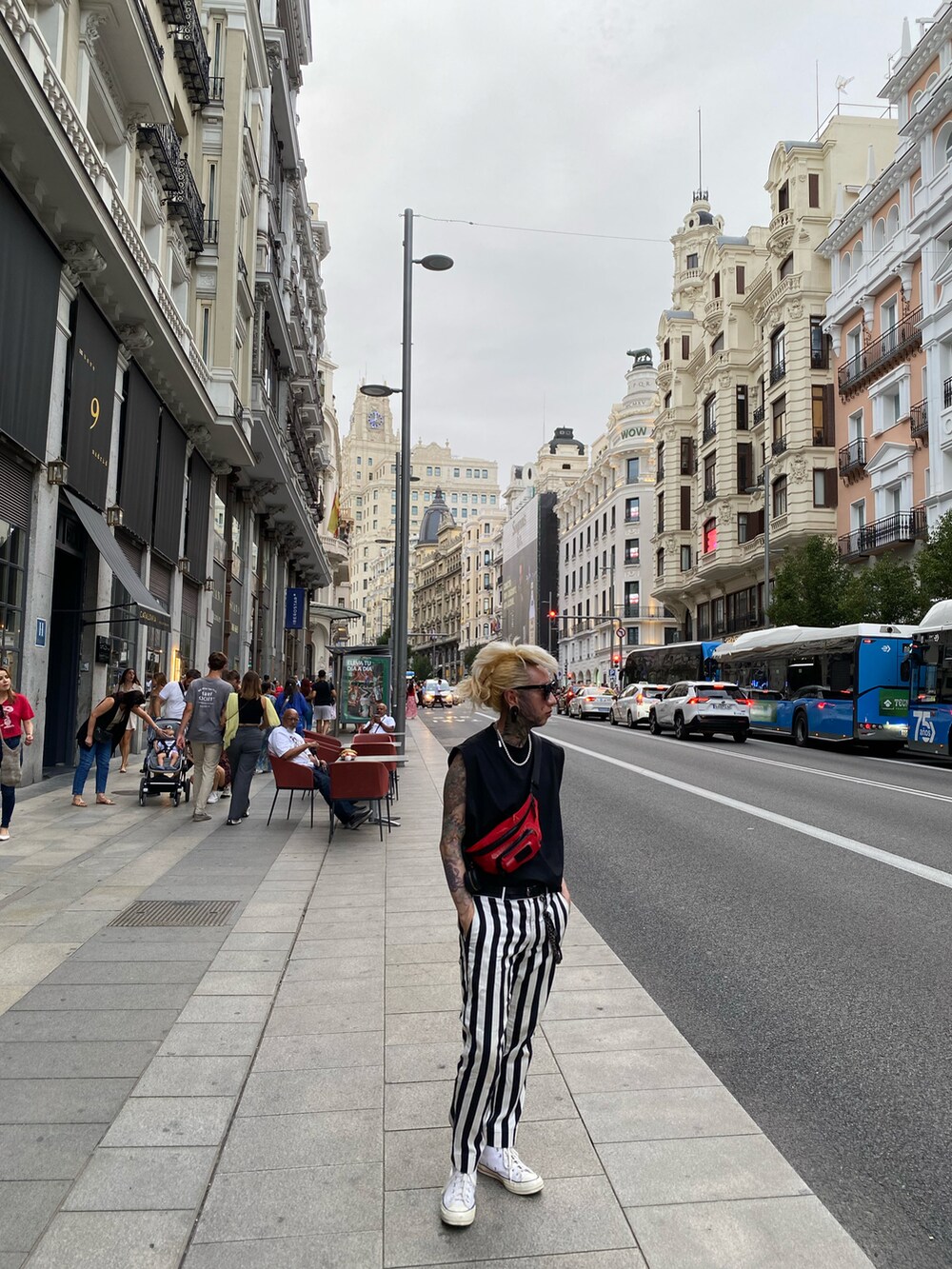 ホワイト系のスラックスを着用したメンズの春コーディネートの2枚目の写真