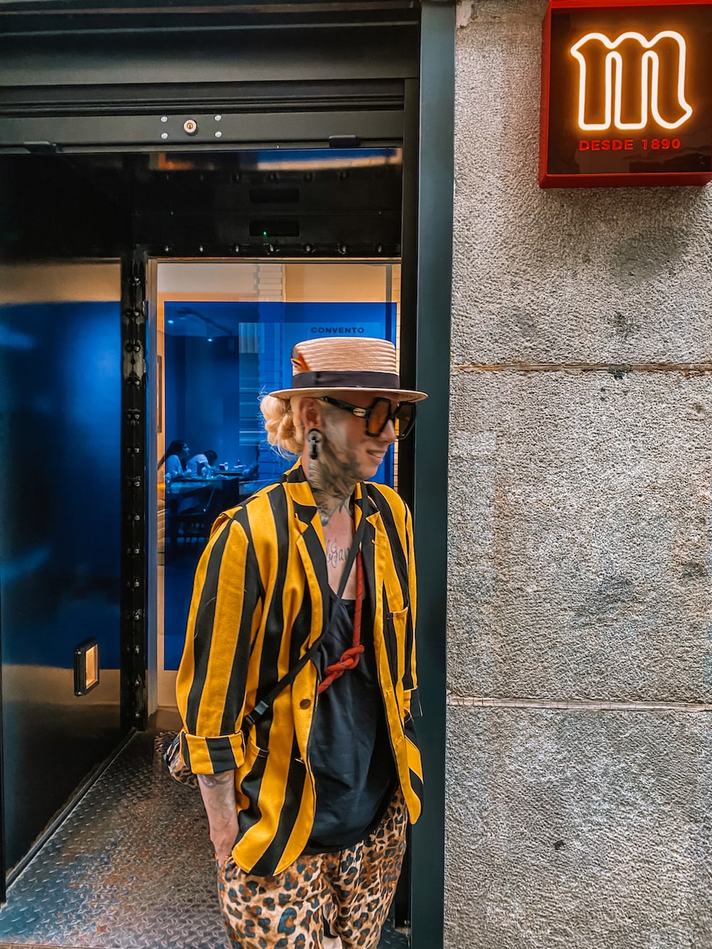 ベージュ系のシューズ、ベージュ系のシューズを着用したメンズの春コーディネートの3枚目の写真