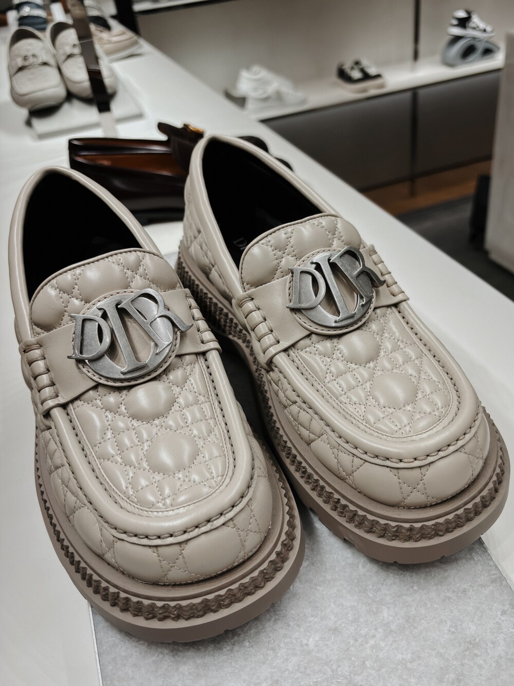 ホワイト系のシャツ/ブラウス、ブラック系のカーゴパンツ、ブラック系のブーツを着用したメンズの夏コーディネートの5枚目の写真