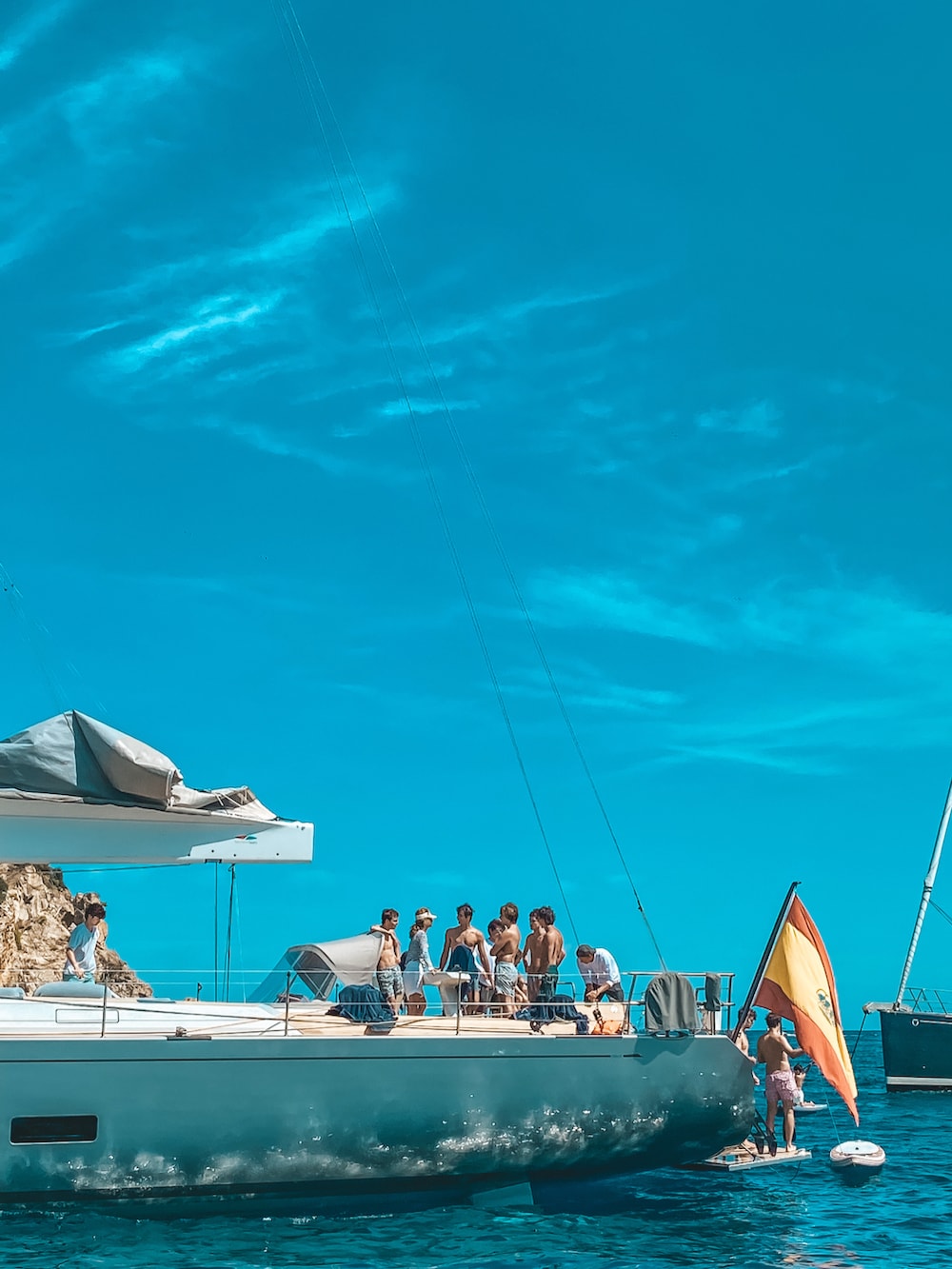 ホワイト系のTシャツ/カットソー、グレー系のチノパンツ、ブラック系のサングラスを着用したメンズの秋コーディネートの2枚目の写真