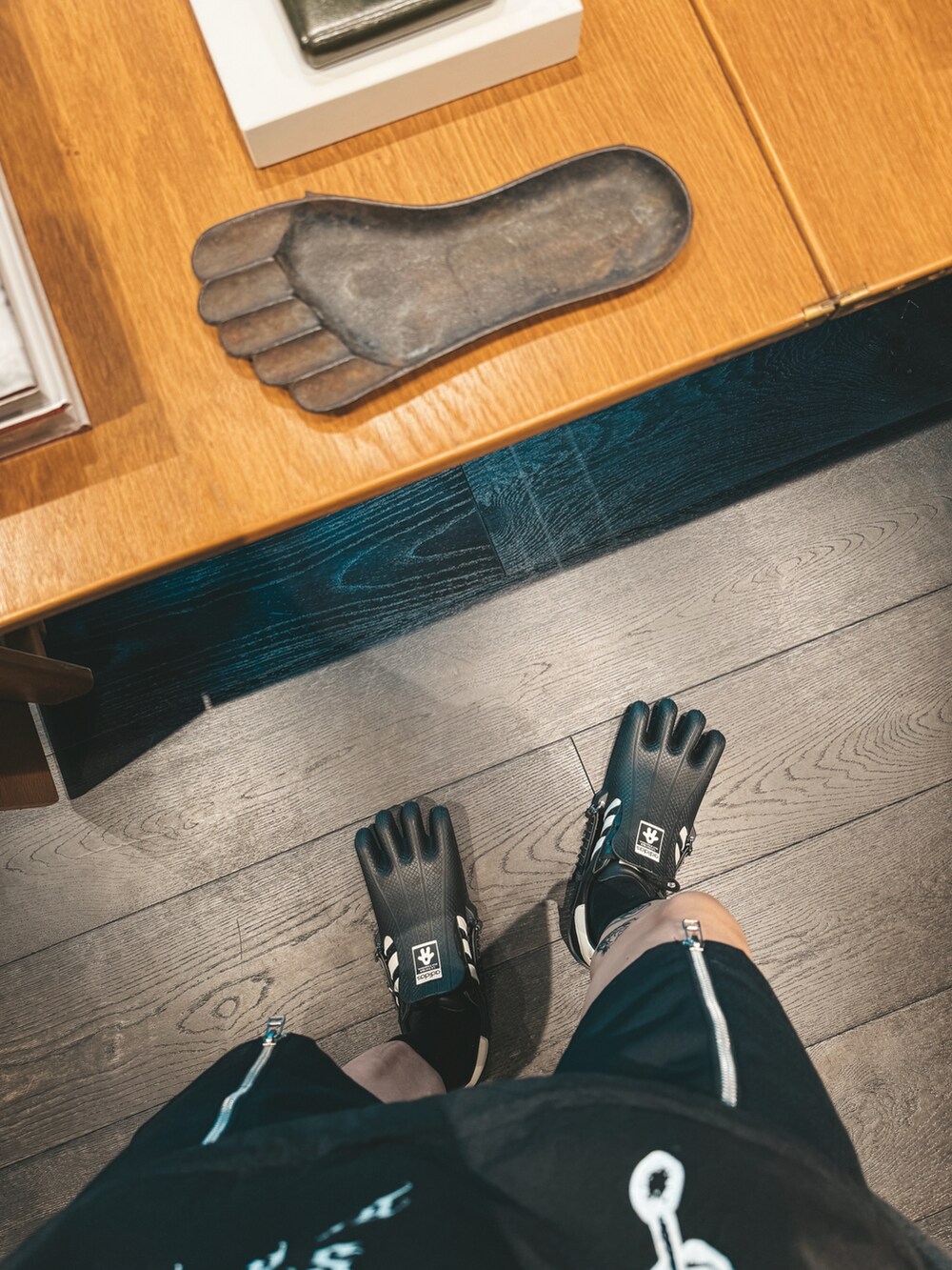 ブラック系のその他トップス、ブラック系のその他シューズ、ブラック系のその他シューズを着用したメンズの春コーディネートの2枚目の写真