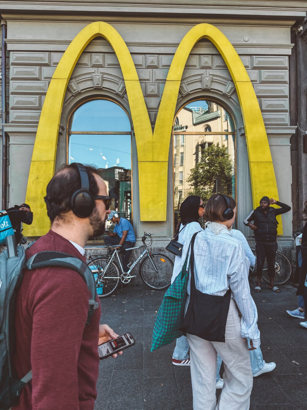 その他のシャツ/ブラウス、その他のネクタイ、ピンク系のサングラスを着用したメンズの冬コーディネートの3枚目の写真