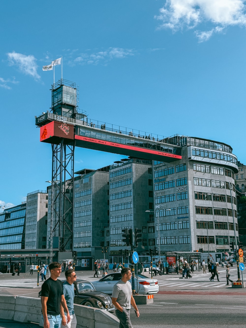 イエロー系のテーラードジャケット、イエロー系のチノパンツ、イエロー系のシャツ/ブラウスを着用したメンズの冬コーディネートの5枚目の写真