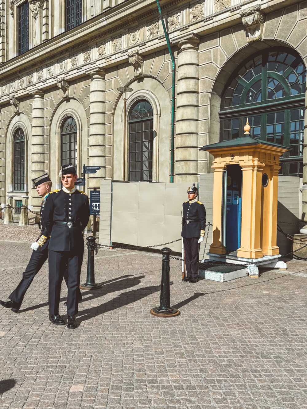 イエロー系のテーラードジャケット、イエロー系のチノパンツ、イエロー系のシャツ/ブラウスを着用したメンズの冬コーディネートの2枚目の写真