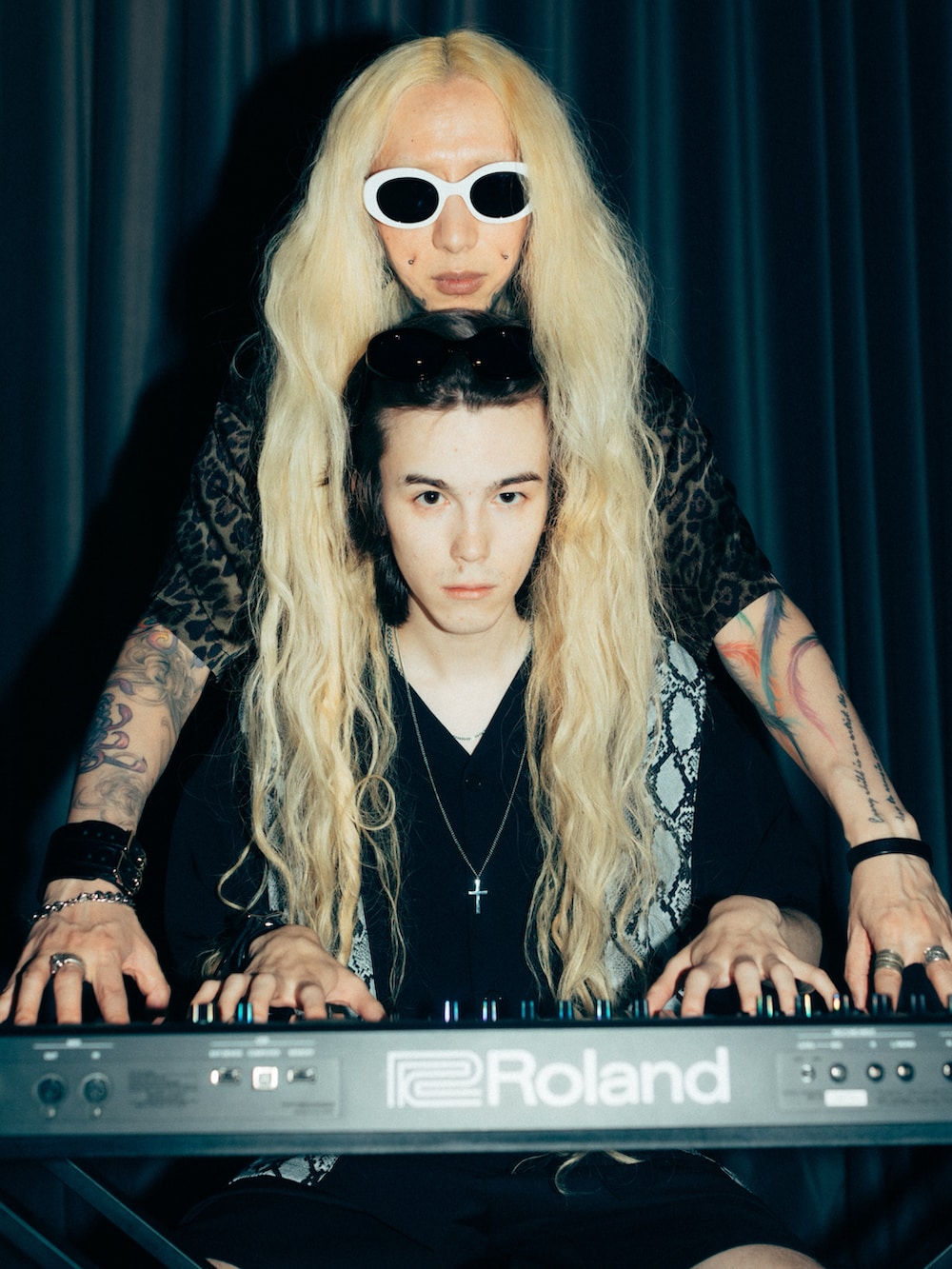 ブラック系のシャツ/ブラウス、ブラウン系のシャツ/ブラウスを着用したメンズの春コーディネートの2枚目の写真