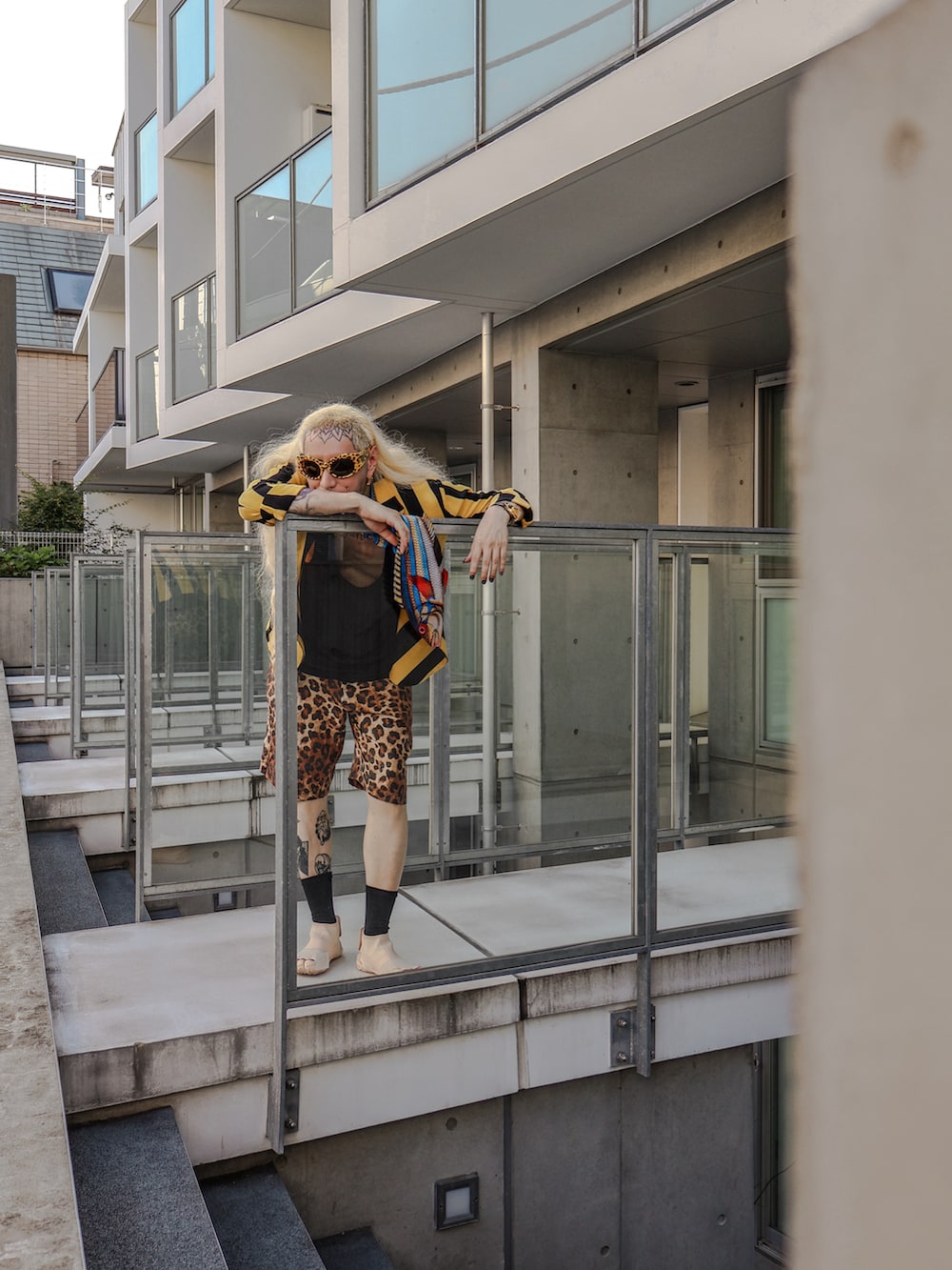 ベージュ系のシューズ、ブラウン系のカーゴパンツ、その他のネクタイを着用したメンズの春コーディネートの2枚目の写真