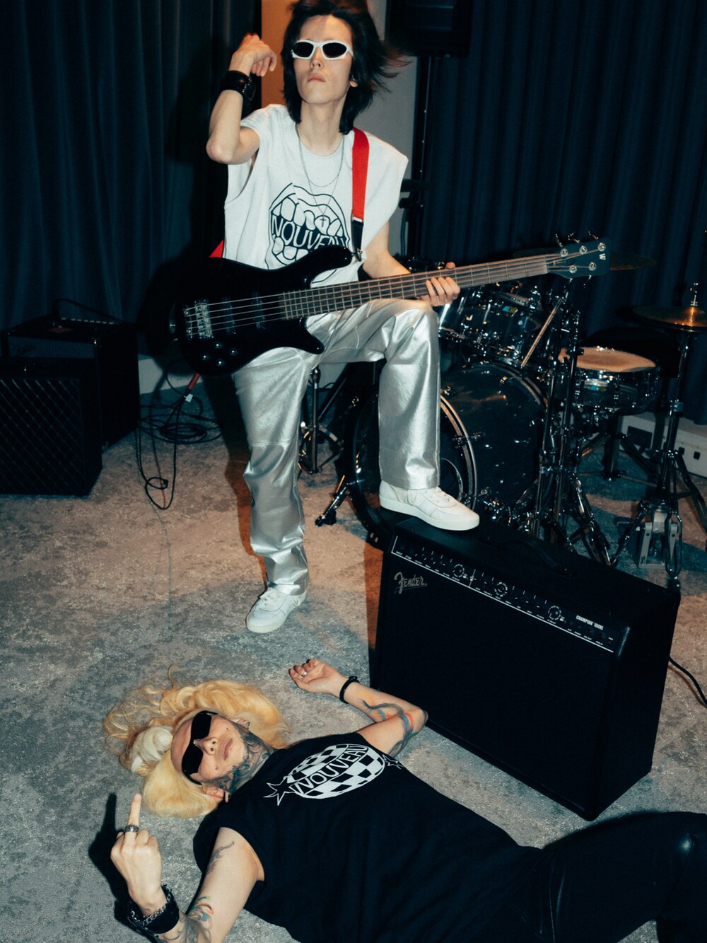 ホワイト系のTシャツ/カットソー、ブラック系のTシャツ/カットソーを着用したメンズの夏コーディネートの2枚目の写真