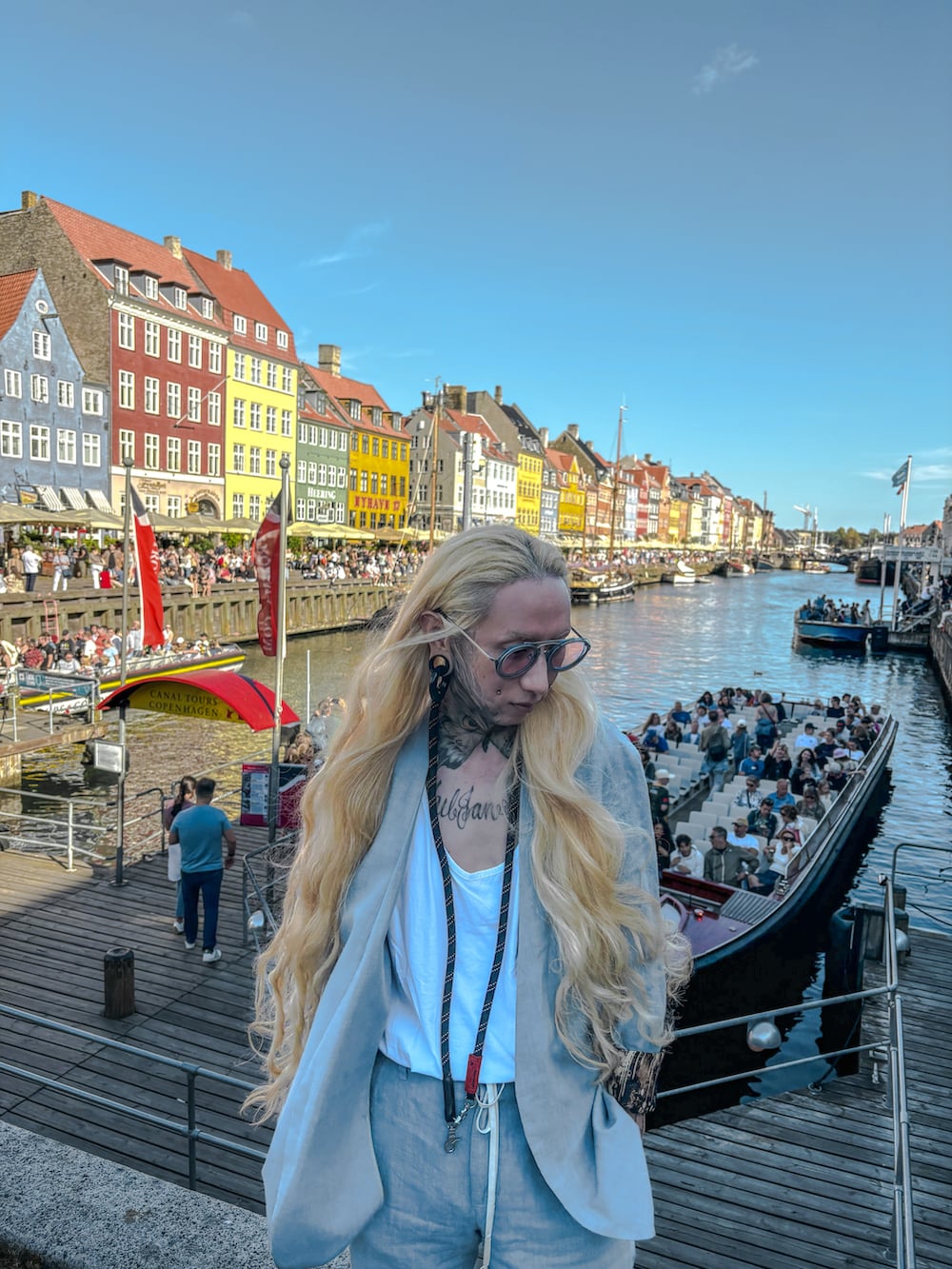 ブルー系のジャケット/アウター、ブルー系のパンツ、ブルー系のサングラスを着用したメンズの夏コーディネートの2枚目の写真