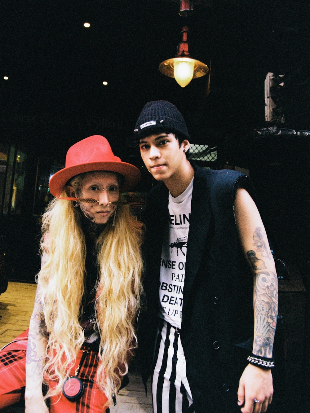 ブラック系のジャケット/アウター、ホワイト系のスラックス、レッド系のジャケット/アウターを着用したメンズの夏コーディネートの2枚目の写真