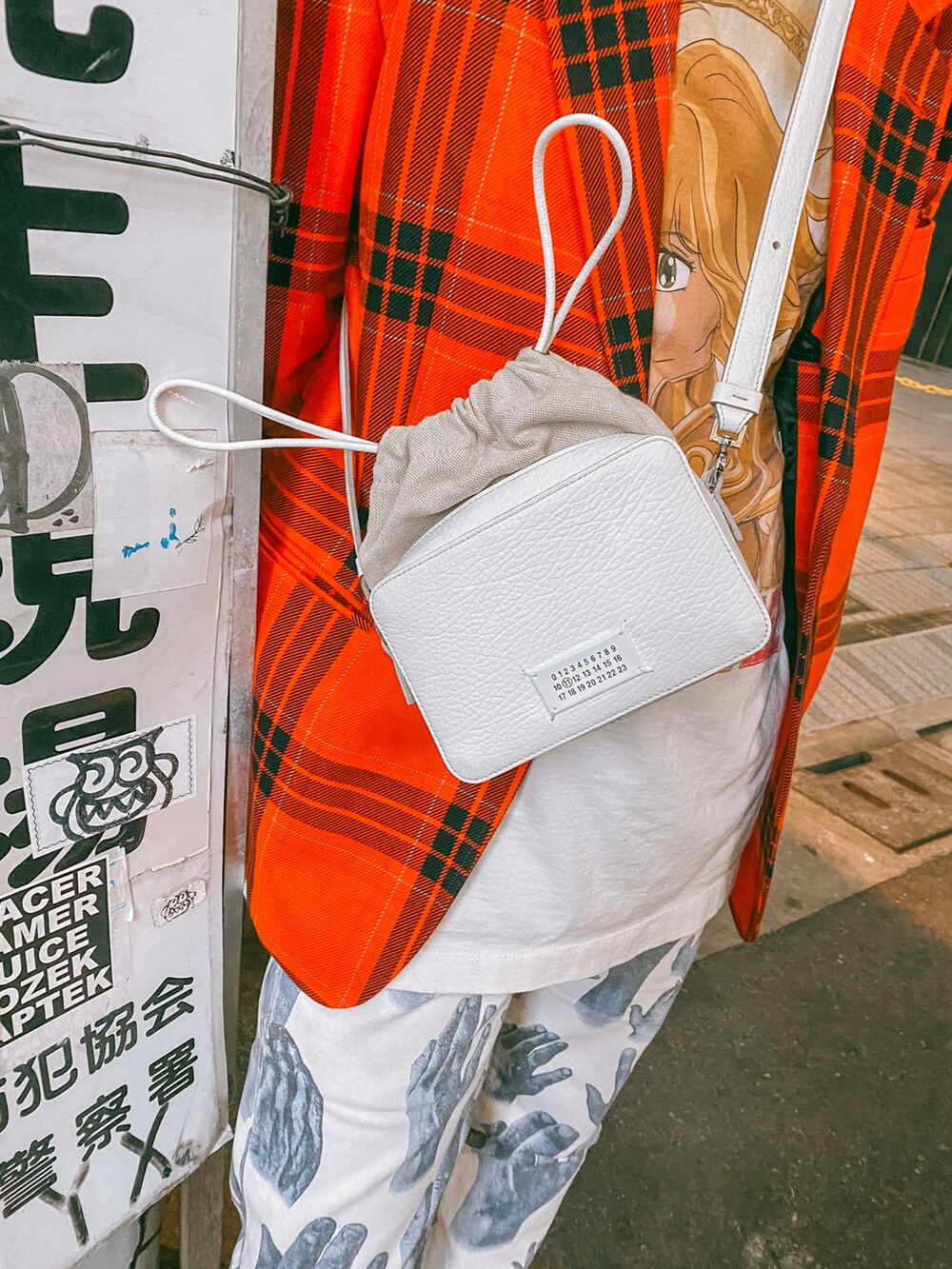 ホワイト系のショルダーバッグを着用したメンズの夏コーディネートの2枚目の写真