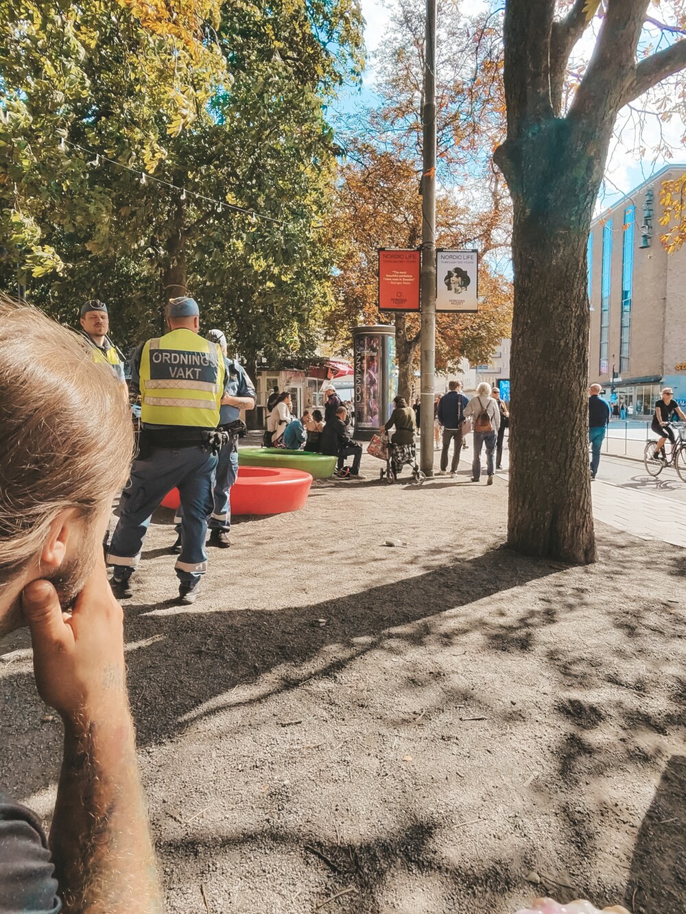 イエロー系のテーラードジャケット、イエロー系のチノパンツ、イエロー系のシャツ/ブラウスを着用したメンズの冬コーディネートの3枚目の写真