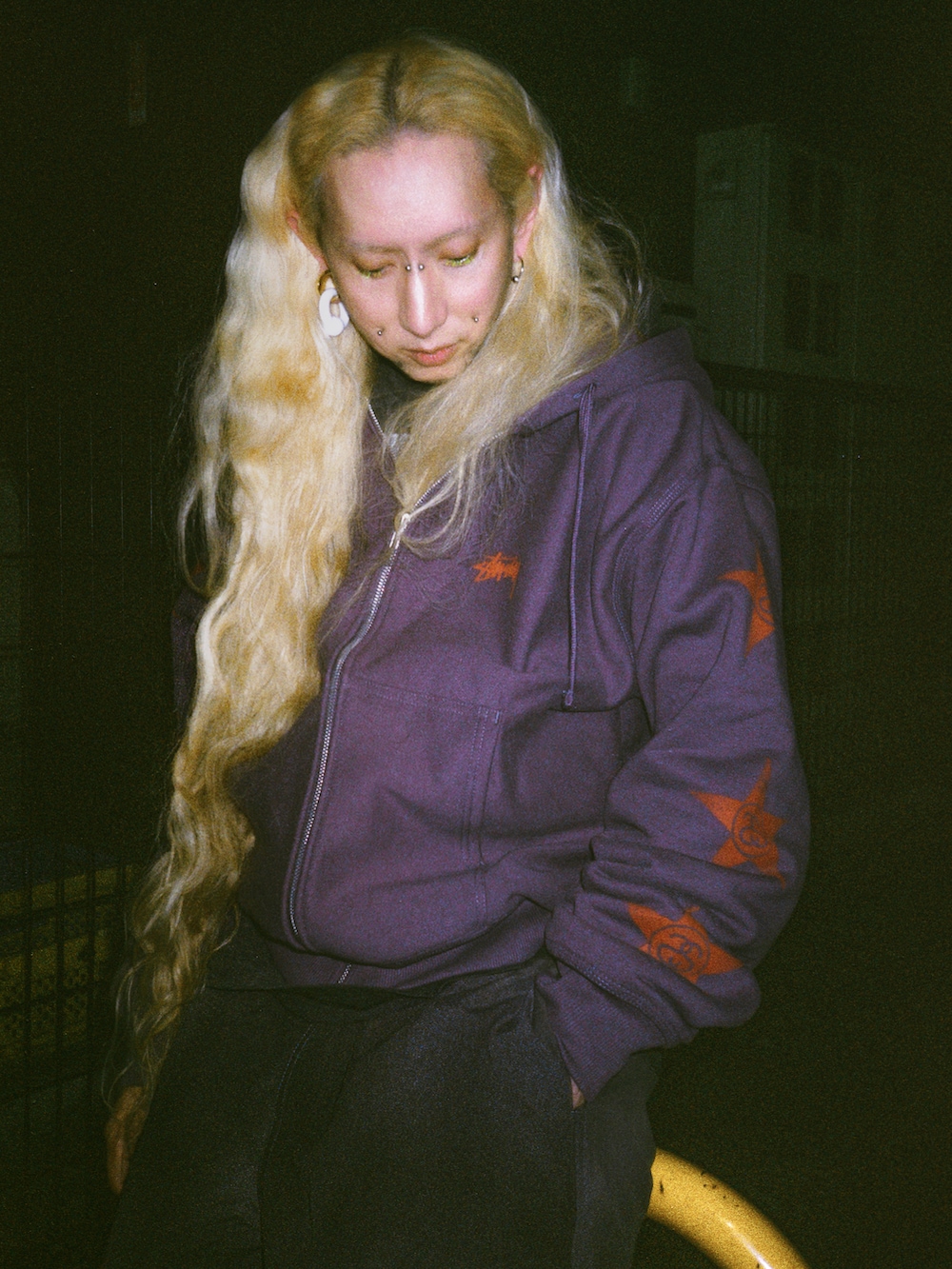 「stussy、ビッグシルエット、お洒落さんとつながりたい、ラフ、WEARBOOKエントリー、fashion、fashion blogger、streetstyle、streetfashion、fashionista」｜「STUSSYのアイテム（スタジャン、パープル系）」を使った、chuckle掐口さん（メンズ・170cm）の春コーディネートの4枚目の写真