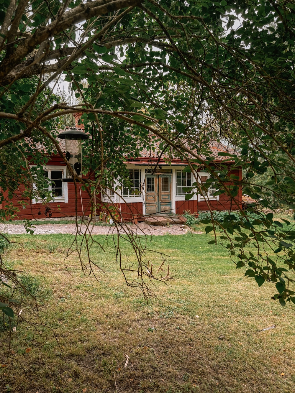 その他のピーコート、その他のチノパンツ、その他のTシャツ/カットソーを着用したメンズの秋コーディネートの2枚目の写真