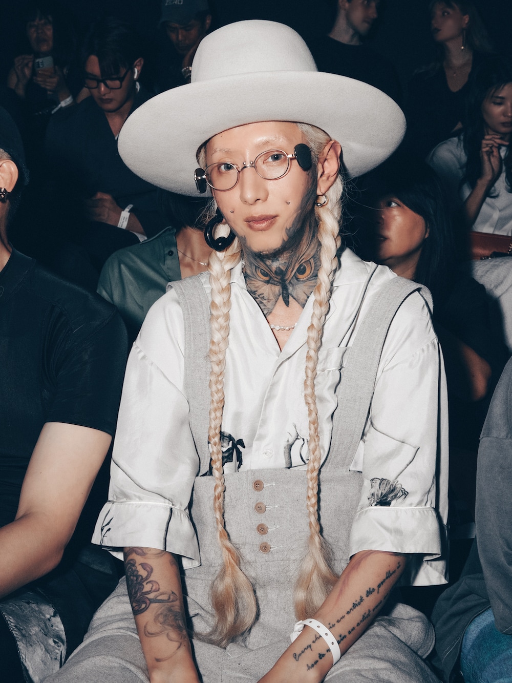 ブラック系のシャツ/ブラウス、ホワイト系のビジネスバッグ、グレー系のサロペット/オーバーオールを着用したメンズの秋コーディネートの2枚目の写真