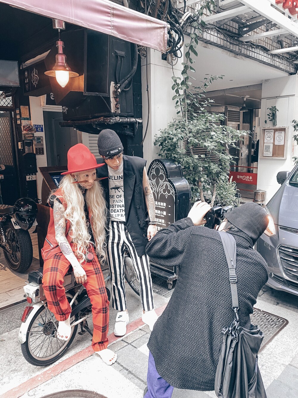 ブラック系のジャケット/アウター、ホワイト系のスラックス、レッド系のジャケット/アウターを着用したメンズの夏コーディネートの5枚目の写真