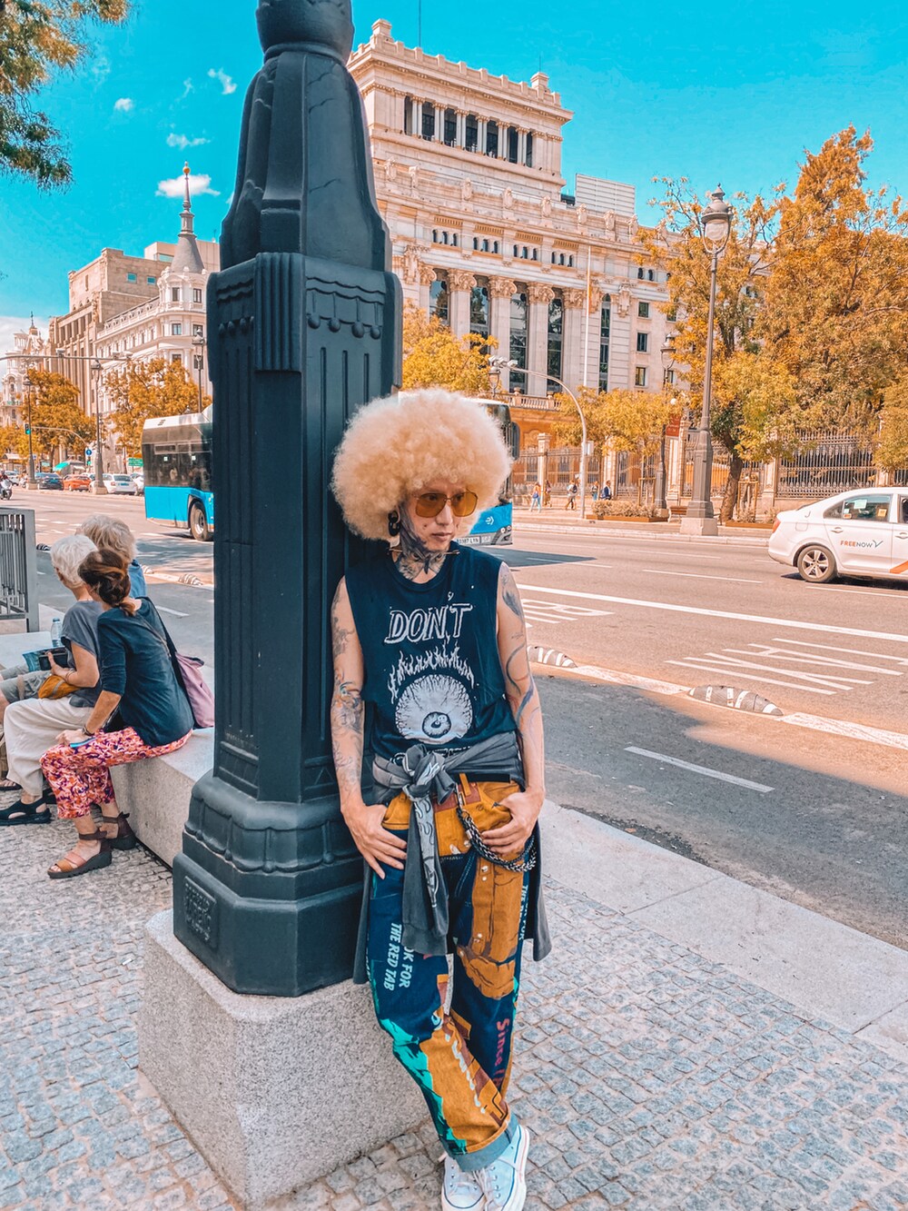 イエロー系のデニムパンツを着用したメンズの春コーディネートの2枚目の写真