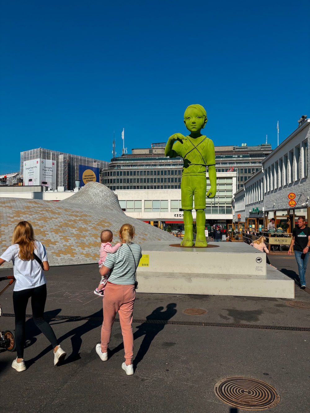 その他のシャツ/ブラウス、その他のネクタイ、ピンク系のサングラスを着用したメンズの冬コーディネートの2枚目の写真