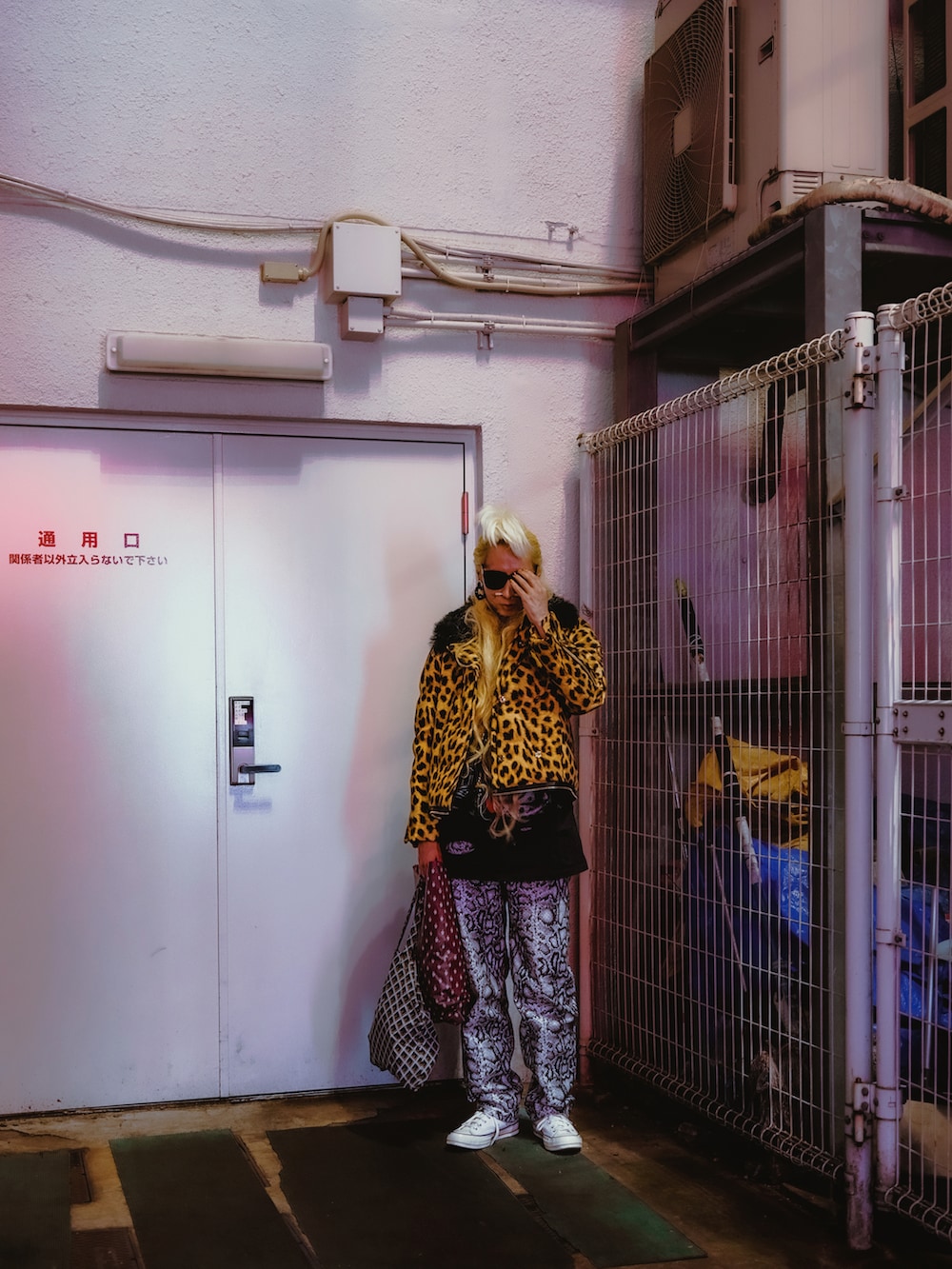 ブラウン系のジャケット/アウター、ブラック系のベスト、ブラック系のサングラスを着用したメンズの冬コーディネートの3枚目の写真