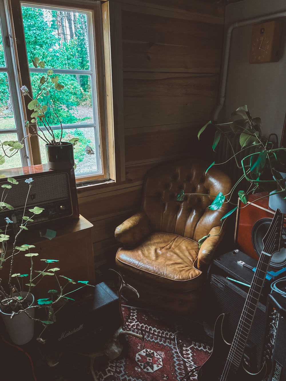 その他のピーコート、その他のチノパンツ、その他のTシャツ/カットソーを着用したメンズの秋コーディネートの4枚目の写真