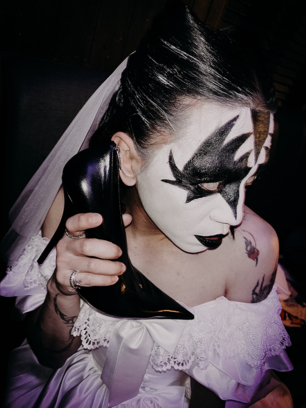 ホワイト系のデニムジャケット、ホワイト系のデニムパンツ、ブラック系のハンドバッグを着用したメンズの秋コーディネートの2枚目の写真