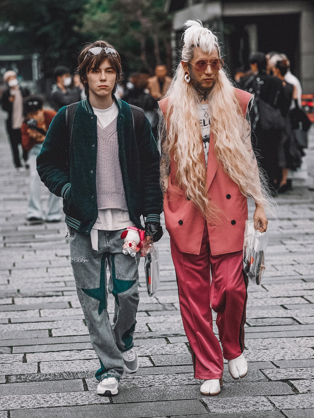 ピンク系のチノパンツ、ホワイト系のパンプス、ピンク系のジャケット/アウターを着用したメンズの春コーディネートの2枚目の写真