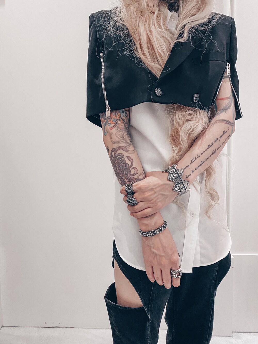 ブラック系のブルゾン、ホワイト系のシャツ/ブラウス、ブラック系のデニムパンツを着用したメンズの秋コーディネートの2枚目の写真