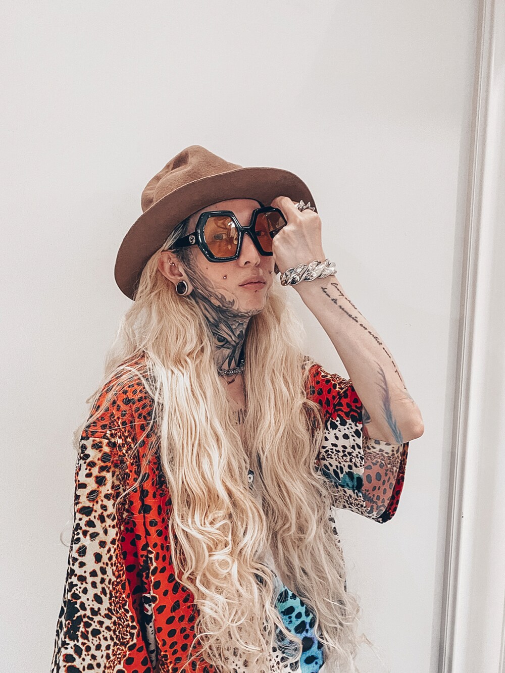 ブルー系のデニムパンツ、ベージュ系のその他シューズ、ブラウン系のハットを着用したメンズの秋コーディネートの2枚目の写真