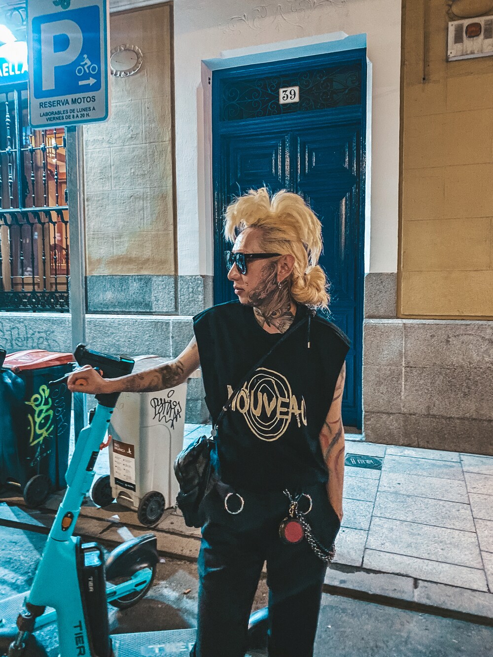 ブラック系のタンクトップを着用したメンズの秋コーディネートの2枚目の写真