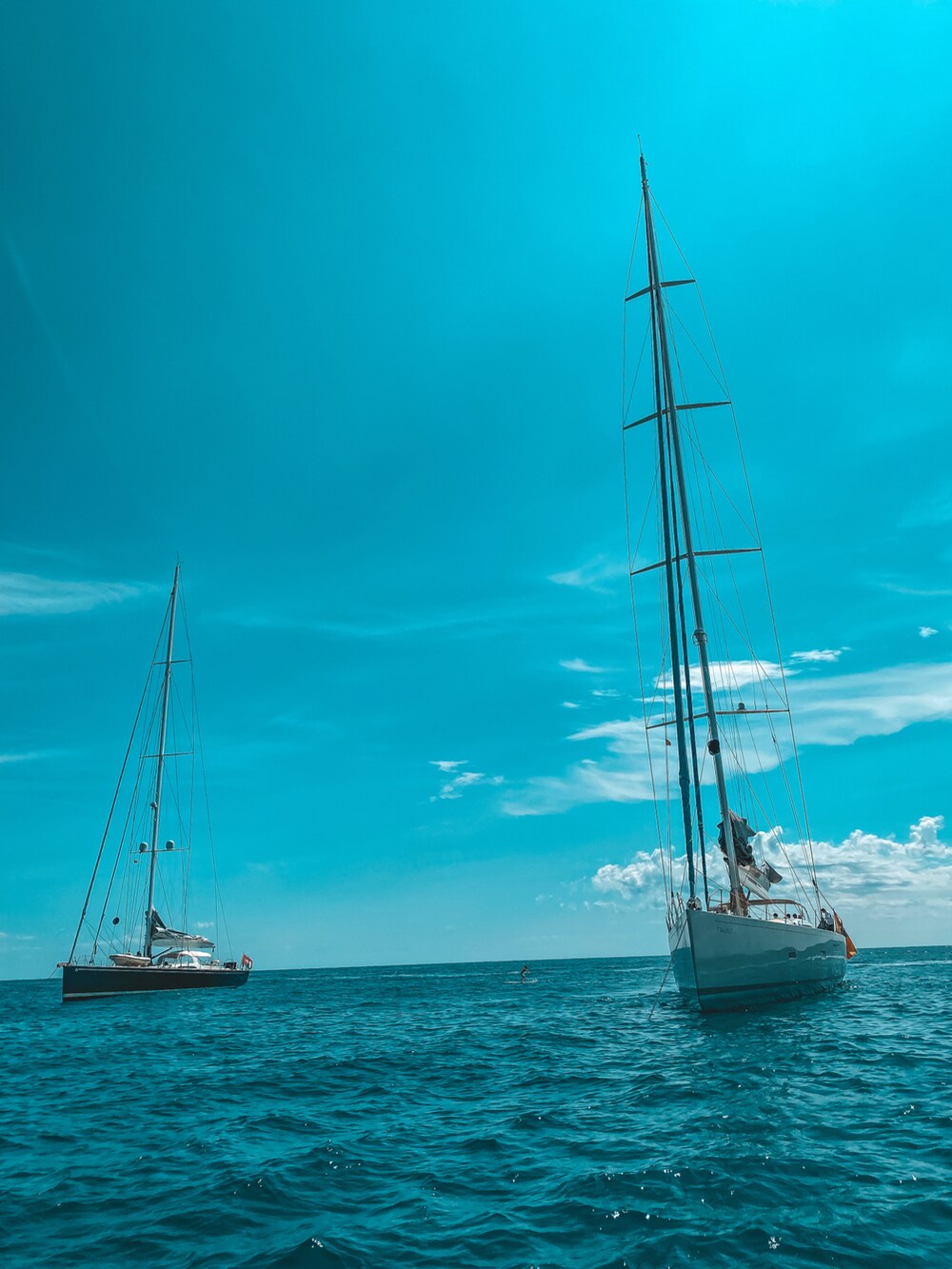 ホワイト系のTシャツ/カットソー、グレー系のチノパンツ、ブラック系のサングラスを着用したメンズの秋コーディネートの5枚目の写真