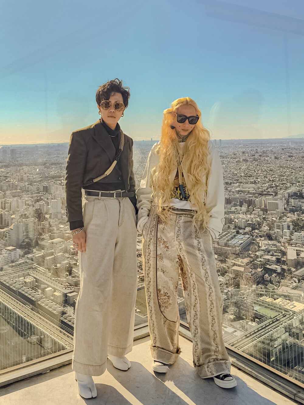 ベージュ系のチノパンツ、ホワイト系のジャケット/アウター、ブラック系のサングラスを着用したメンズの夏コーディネートの3枚目の写真