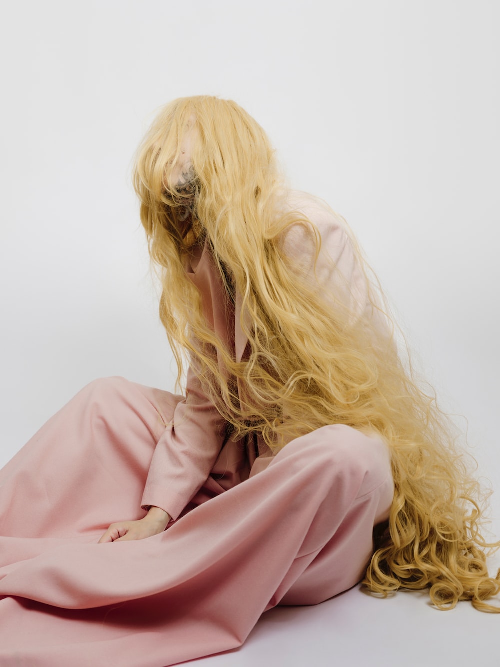 「Atelier YSCM、pink、粉紅色、休日スタイル、カジュアルコーデ、オトナカジュアル、fashion、blogger、fashion blogger、fashionista」｜「Atelier YSCMのアイテム（つなぎ/オールインワン、ピンク系）」を使った、chuckle掐口さん（メンズ・170cm）の冬コーディネートの2枚目の写真