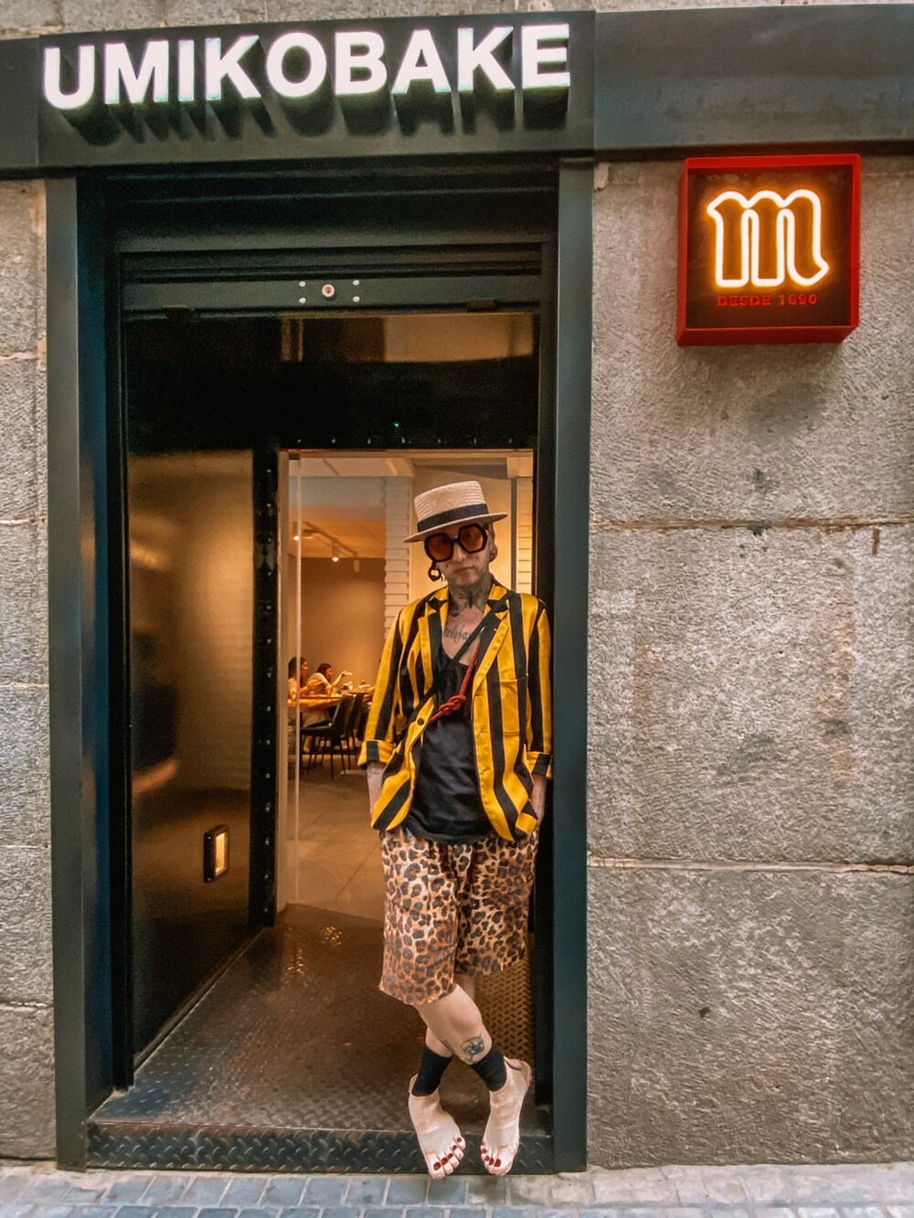 ベージュ系のシューズ、ベージュ系のシューズを着用したメンズの春コーディネートの2枚目の写真