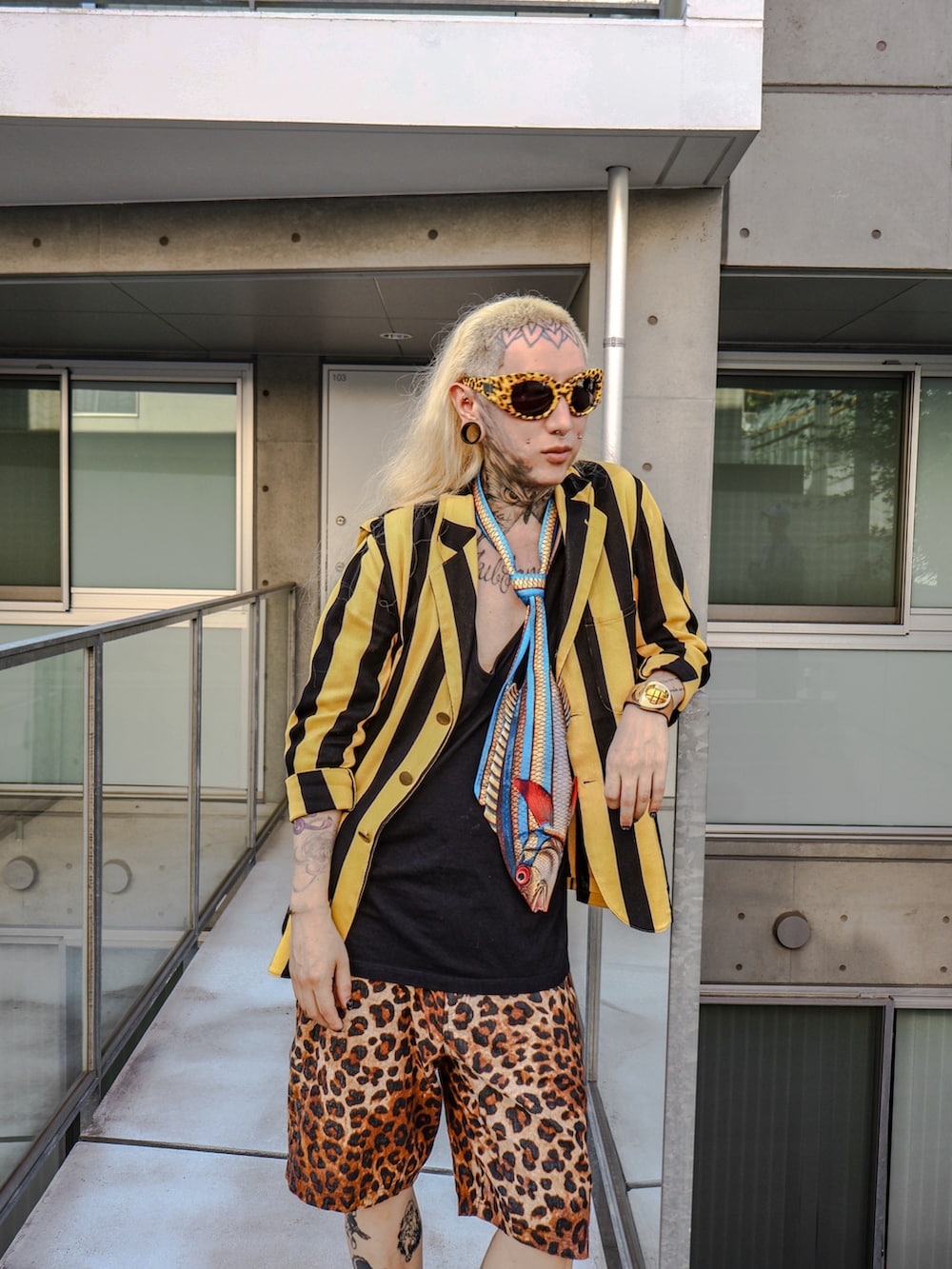 ベージュ系のシューズ、ブラウン系のカーゴパンツ、その他のネクタイを着用したメンズの春コーディネートの3枚目の写真