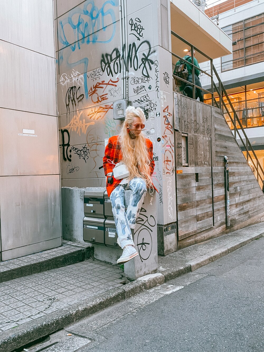 ホワイト系のショルダーバッグを着用したメンズの夏コーディネートの3枚目の写真