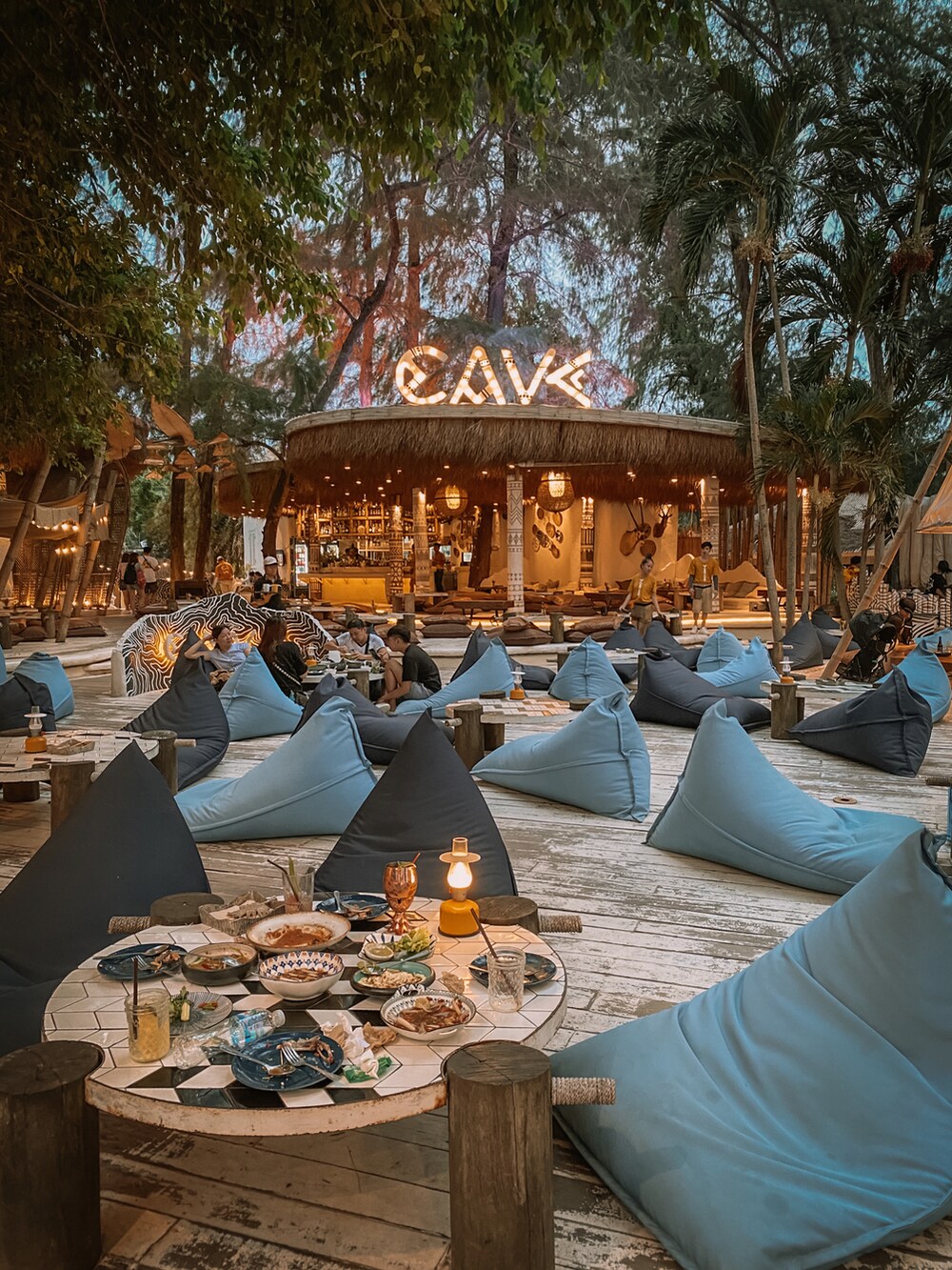 ピンク系のチノパンツ、ピンク系のハットを着用したメンズの冬コーディネートの3枚目の写真