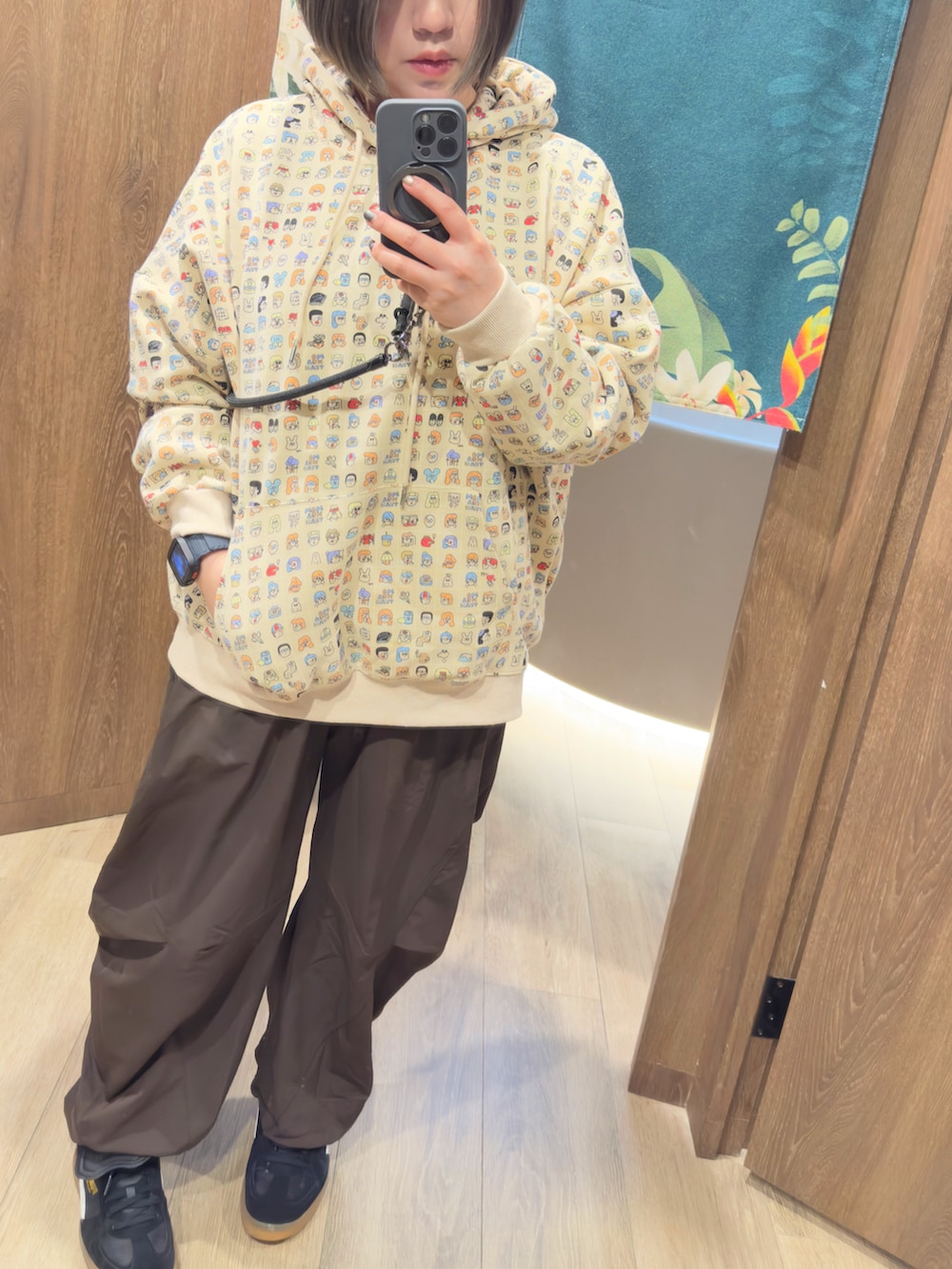 ブラック系のスニーカーを着用したレディースの秋コーディネートの2枚目の写真