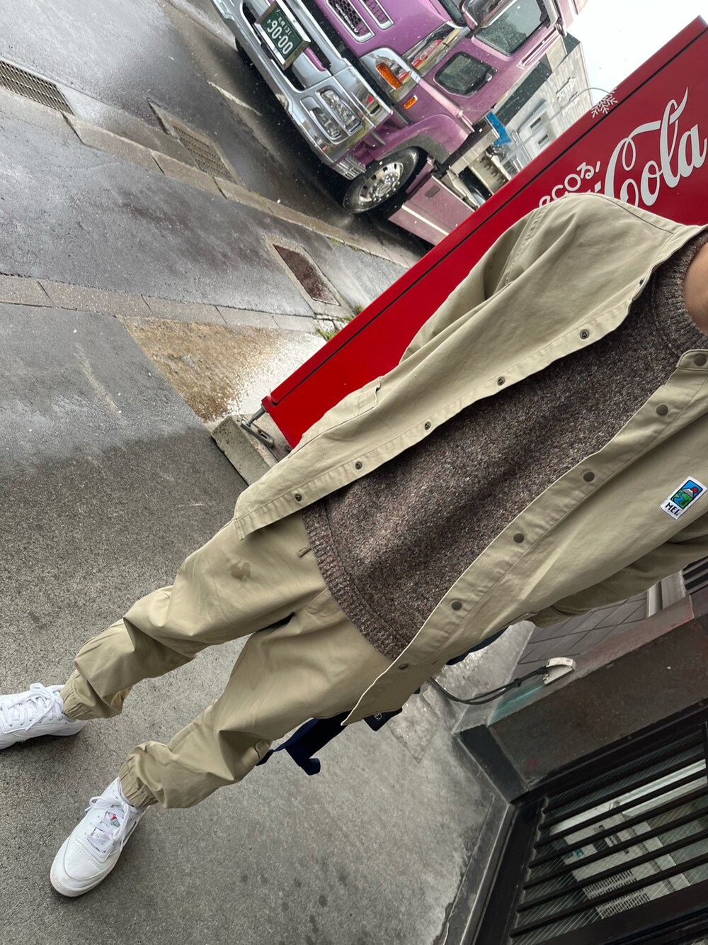 ブラウン系のニット/セーター、ベージュ系のその他パンツを着用したメンズの秋コーディネートの2枚目の写真