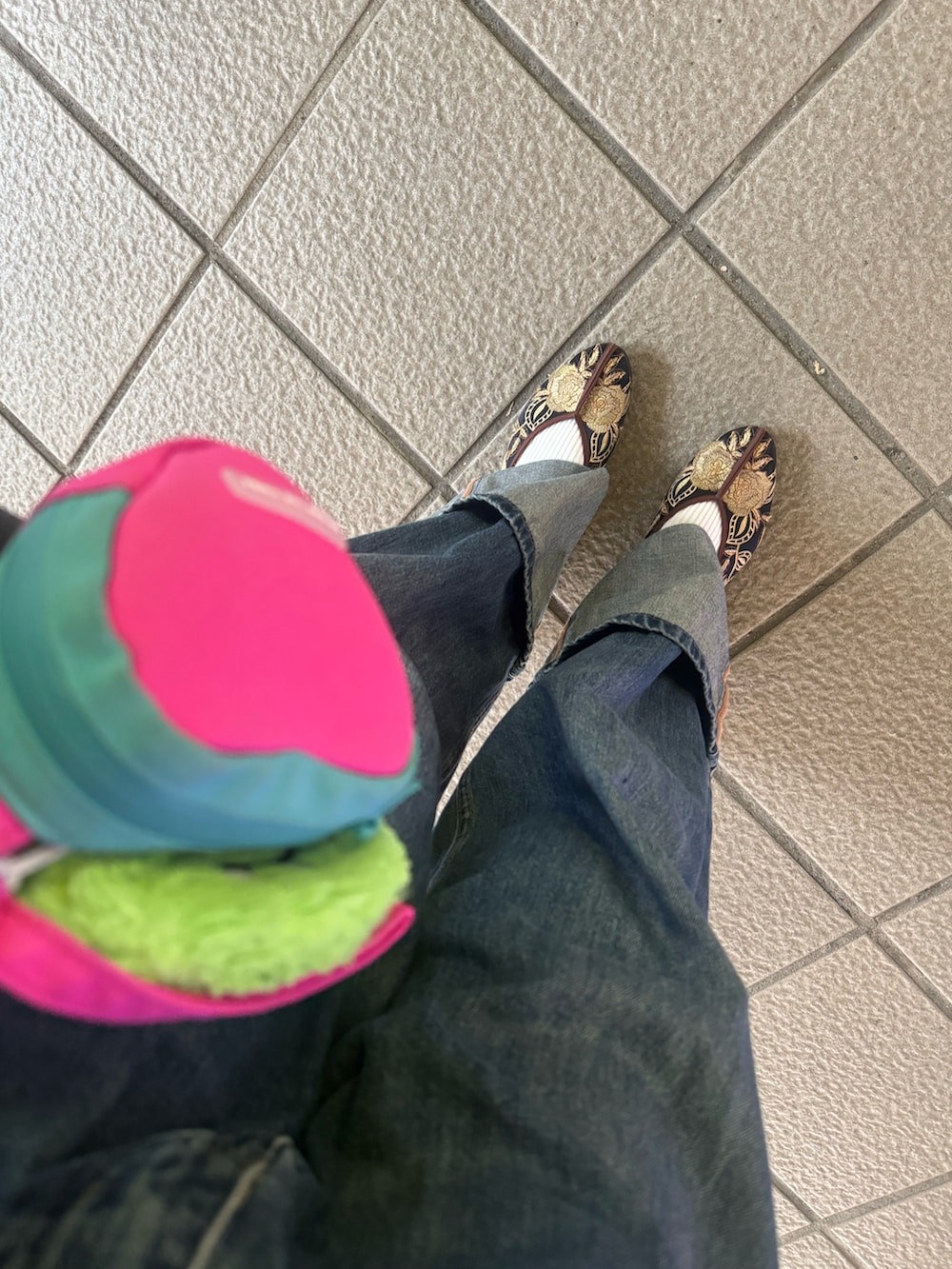 ブラック系のトップス、ブラック系のキャミソール、ブルー系のデニムパンツを着用したレディースの夏コーディネートの2枚目の写真