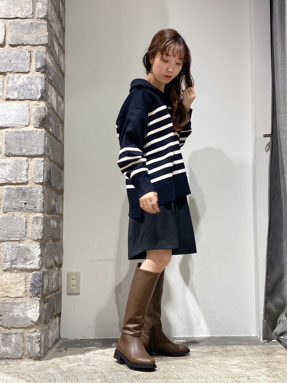 その他のニット/セーター、ブラック系のその他パンツ、ブラウン系のブーツを着用したレディースの秋コーディネートの2枚目の写真