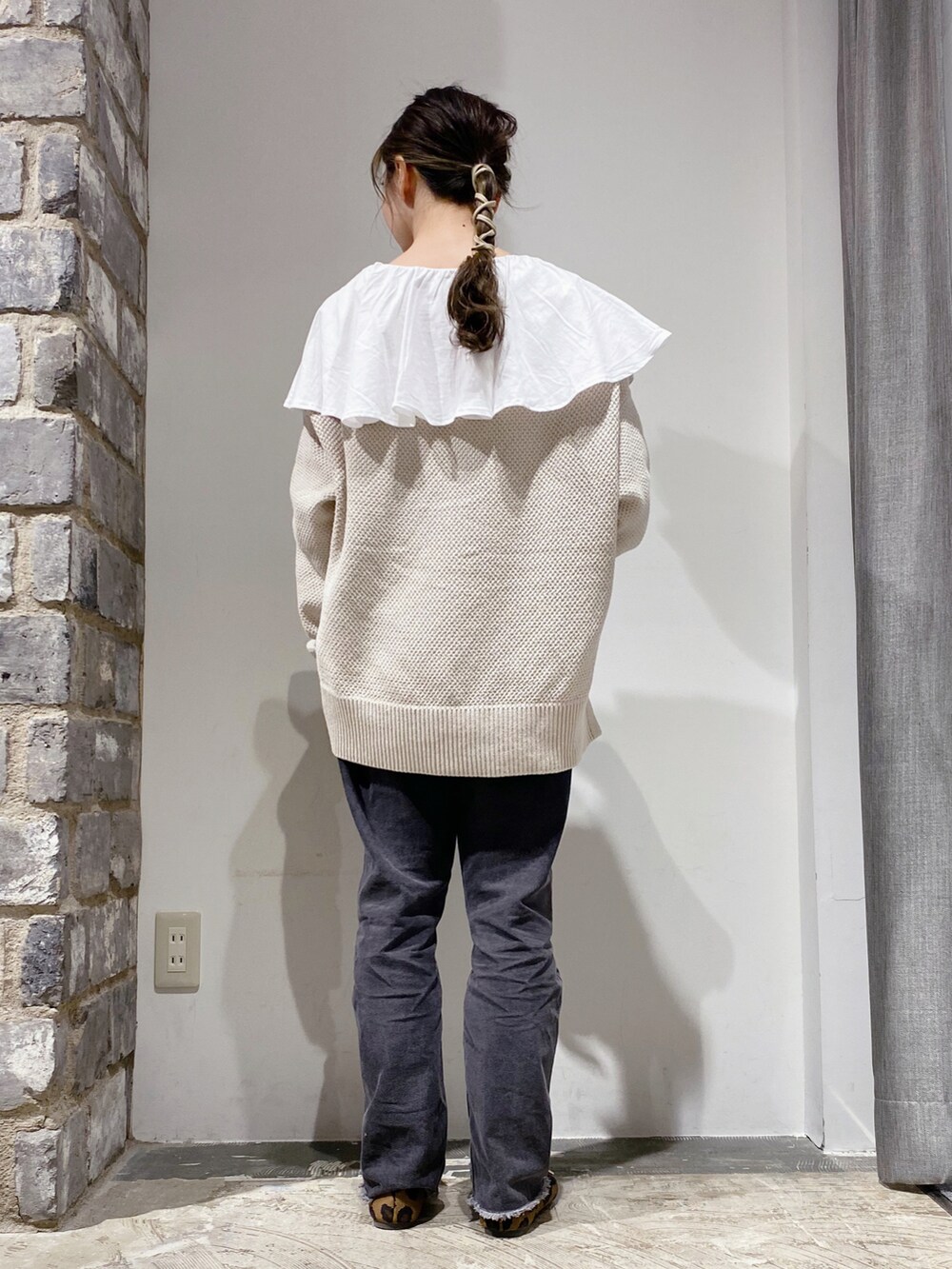 ホワイト系のTシャツ/カットソー、ベージュ系のカーディガン/ボレロ、グレー系のデニムパンツを着用したレディースの春コーディネートの2枚目の写真