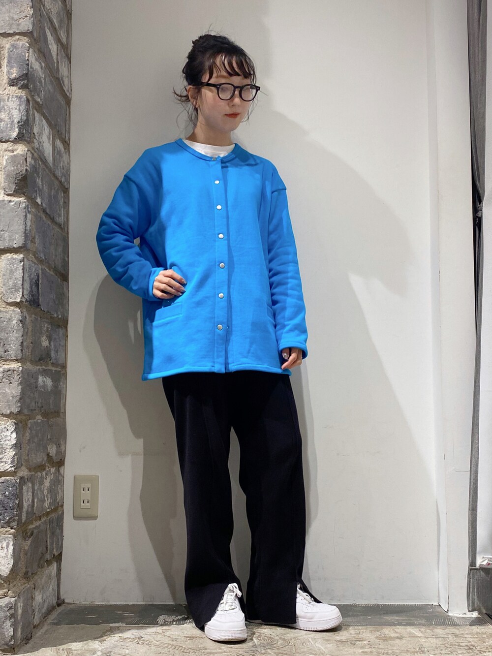 ブルー系のカーディガン/ボレロ、ブラック系のその他パンツ、ホワイト系のTシャツ/カットソーを着用したレディースの冬コーディネートの2枚目の写真