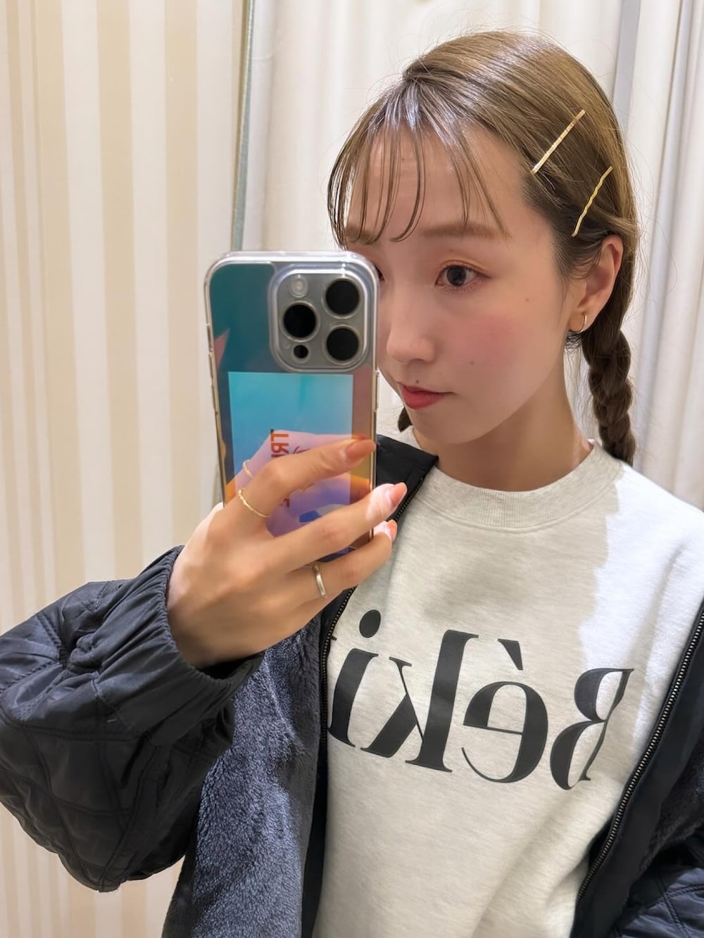 ベージュ系のスウェット、ブラック系のその他アウター、ブラック系のスカートを着用したレディースの冬コーディネートの2枚目の写真