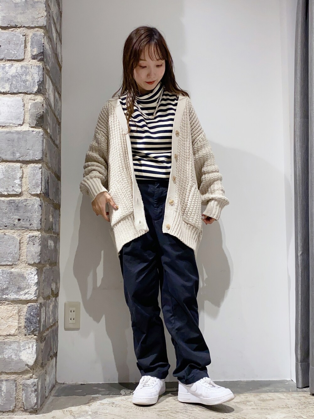 ブルー系のTシャツ/カットソー、グレー系のカーディガン/ボレロ、ブラック系のその他パンツを着用したレディースの秋コーディネートの2枚目の写真