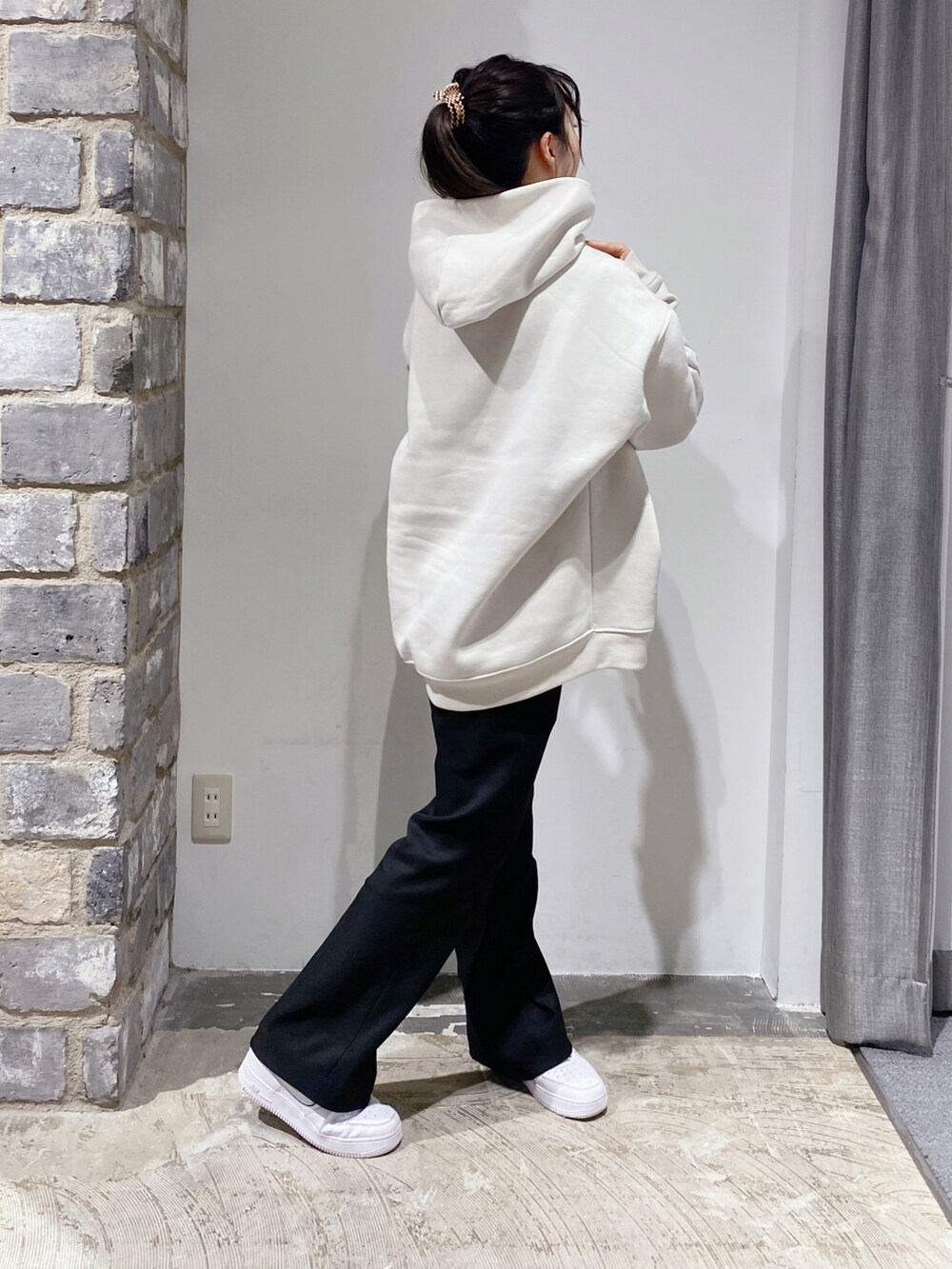 ブラック系のその他パンツ、グレー系のスウェット、ベージュ系のハンドバッグを着用したレディースの冬コーディネートの3枚目の写真