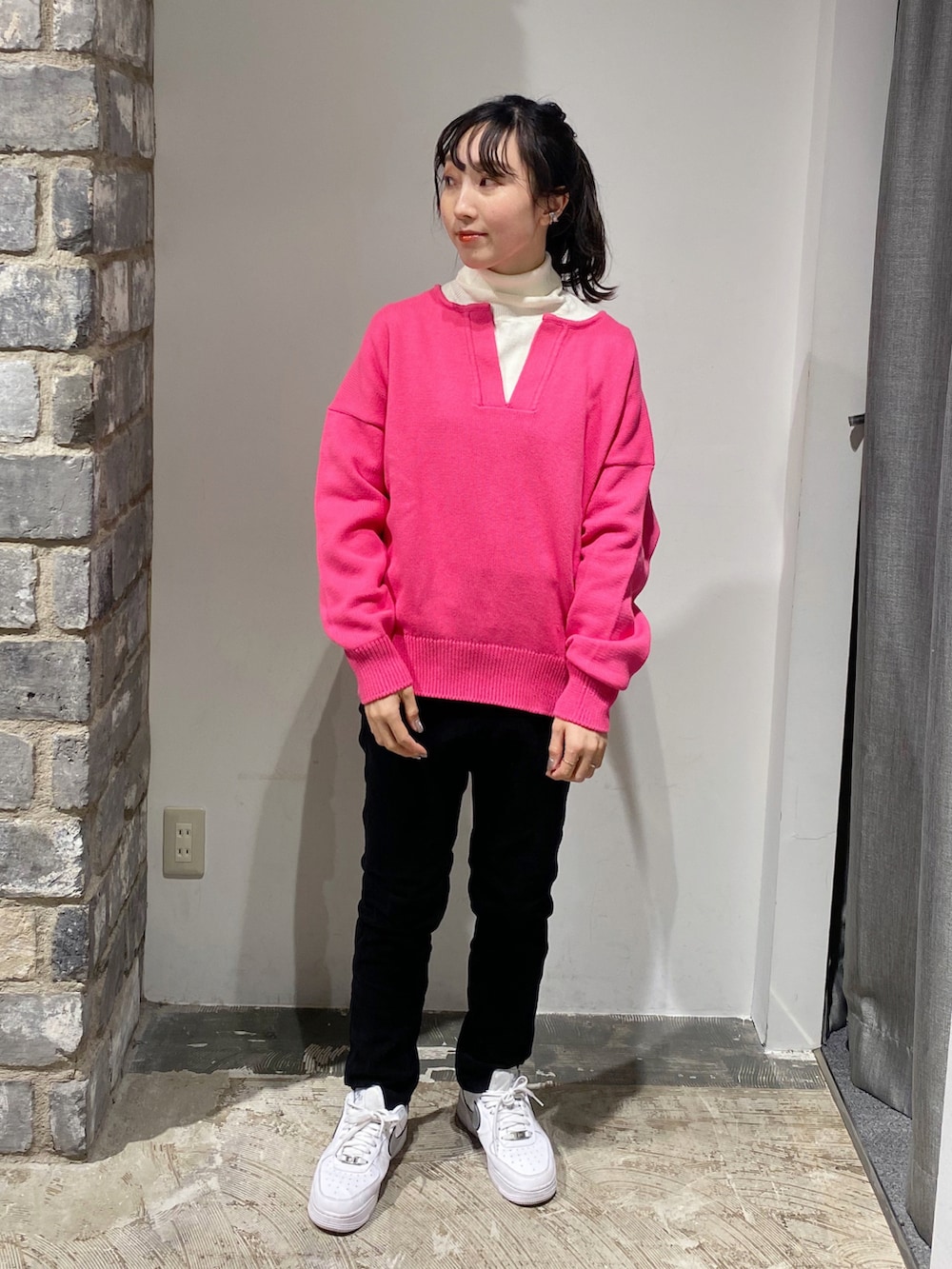 ピンク系のニット/セーター、ホワイト系のニット/セーター、ブラック系のその他パンツを着用したレディースの冬コーディネートの3枚目の写真