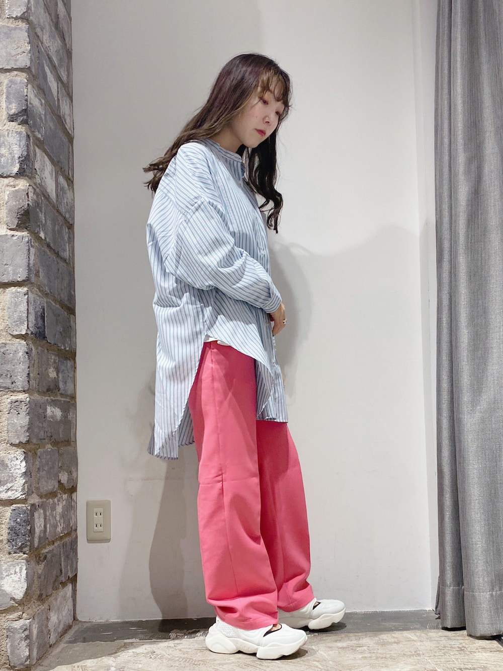 その他のTシャツ/カットソー、ピンク系のその他パンツを着用したレディースの冬コーディネートの2枚目の写真