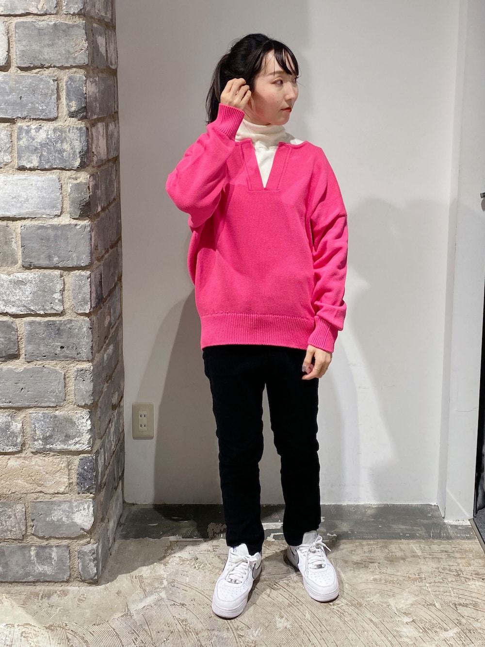 ピンク系のニット/セーター、ホワイト系のニット/セーター、ブラック系のその他パンツを着用したレディースの冬コーディネートの2枚目の写真