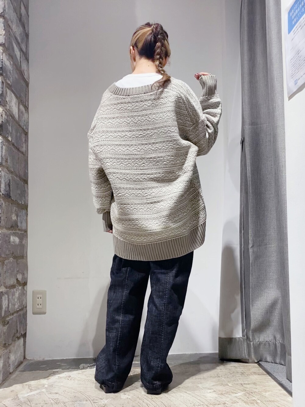 ベージュ系のワンピース/ドレス、ブラック系のその他パンツ、ブラック系のローファーを着用したレディースの秋コーディネートの2枚目の写真